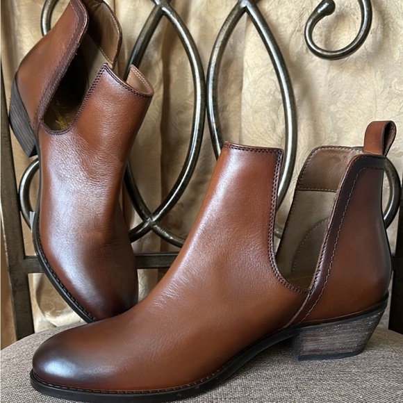 NIB women Sz 8 cognac cut out short low heel booties - Picture 3 of 12
